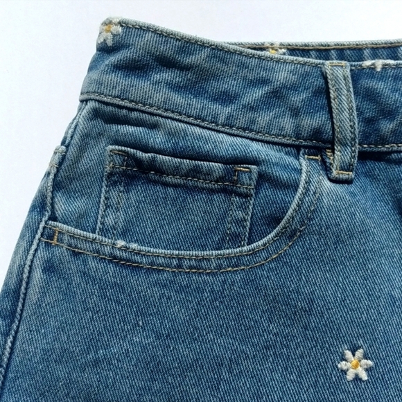 PacSun Raining Daisy Denim Jean Mom Shorts Size 22 - Picture 8 of 16